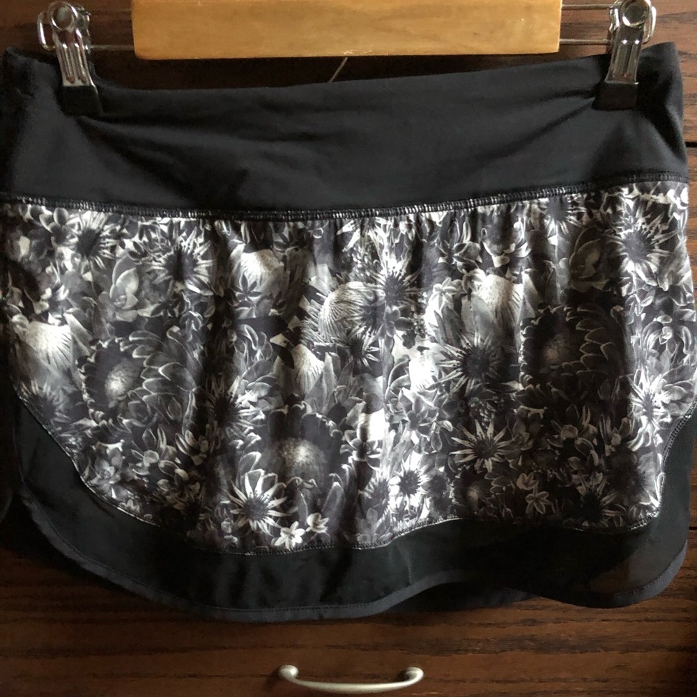 Lululemon skort  LIKE NEW size 6